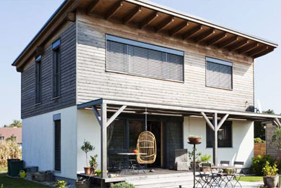 Fassadenverkleidung mit Holz oder Kunststoff – was ist die bessere Wahl?